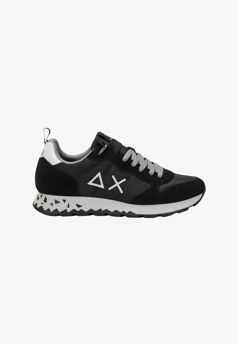 Schwarze und graue Sneakers aus Wildleder und Mesh, mit einer weißen Sohle und Details im dreieckigen Muster sowie metallischen Ösen für die Schnürsenkel.