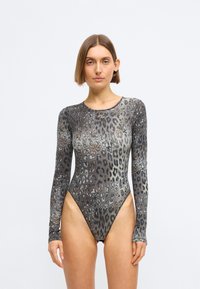 Bodysuit de mangas longas com um padrão de estampa de leopardo, apresentando um esquema de cores em gradiente de cinza e preto, feito de um tecido elástico.