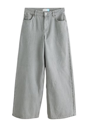 Pantalon à jambes larges en denim gris clair avec un motif à rayures fines. Il comprend des poches avant, une fermeture à bouton, et une coupe décontractée.