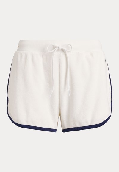 Λευκά σορτς από πετσετέ ύφασμα με ναυτικό μπλε τρέσα, ελαστική μέση και μπροστινό κορδόνι για ρυθμιζόμενη εφαρμογή.