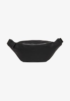 Marsupio in pelle nera con texture liscia, chiusura con zip e branding in rilievo tono su tono. Forma curva con tracolla regolabile.