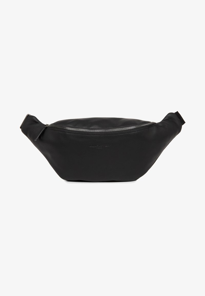 Marsupio in pelle nera con texture liscia, chiusura con zip e branding in rilievo tono su tono. Forma curva con tracolla regolabile.