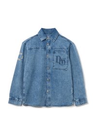 Camicia di jeans di colore azzurro chiaro con chiusura a bottoni, colletto a punta e taschino sul petto. Presenta testo stampato in blu scuro con accenti beige.