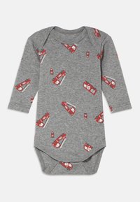 Γκρι κορμάκι μακρυμάνικο με επαναλαμβανόμενο μοτίβο κόκκινων πυροσβεστικών οχημάτων με λεπτομέρειες. Κατασκευασμένο από απαλό ύφασμα, έχει στρογγυλή λαιμόκοψη και κούμπωμα με κουμπιά πατιλέτα.