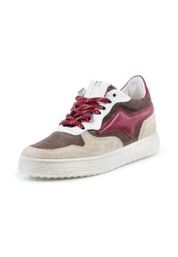 Baskets décontractées avec des panneaux en suède beige, marron et blanc, détail étoile rouge foncé et lacets rouges sur une semelle en caoutchouc blanche, penchées vers la gauche.