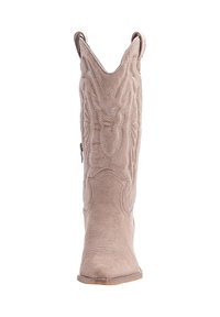 Botas cowboy de ante marrón claro con costuras decorativas, puntera afilada, cremallera lateral y lengüetas de sujeción sobre un fondo blanco.