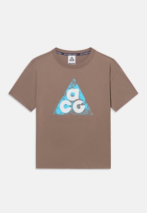 Nike ACG, TEE SPOOKY UNISEX - Тениска с щампа - mink brown