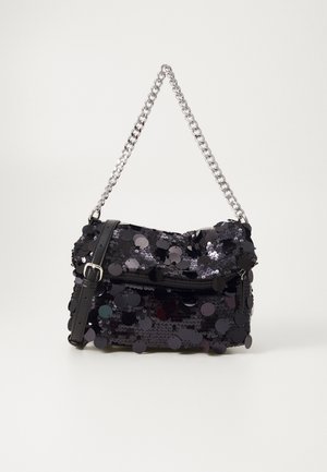 Sac à main noir orné de sequins ronds petits et grands, poche zippée à l'avant, bandoulière en cuir et poignée en chaîne argentée.