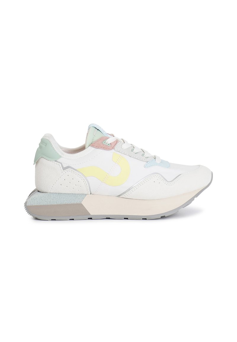 Weißer Sneaker mit pastellfarbenen Akzenten in Mintgrün, Pink und Hellblau. Verfügt über eine strukturierte graue Sohle und ein auffälliges gelbes Logo.