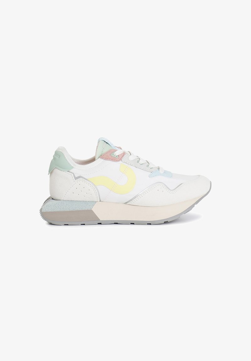 Białe sneakersy z pastelowymi akcentami w kolorach miętowym, różowym i jasnoniebieskim. Posiadają teksturowaną szaro-skalową podeszwę oraz wyraźne żółte logo.