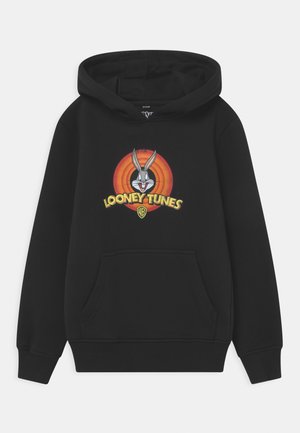 Sort hættetrøje med grafik af Bugs Bunny og teksten "Looney Tunes" i gult mod en rød og orange cirkulær baggrund.