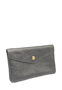 Pochette en cuir gris métallique avec une surface texturée, fermeture à rabat et bouton-pression doré. Forme rectangulaire compacte.