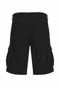 Czarne szorty cargo wykonane z trwałego materiału, z dwoma bocznymi kieszeniami i dwiema tylnymi kieszeniami, o gładkiej fakturze i prostym kroju.