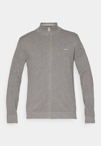 Pull en maille gris clair à fermeture éclair intégrale, col montant, manches longues, motif texturé subtil et petit logo blanc sur la poitrine gauche.