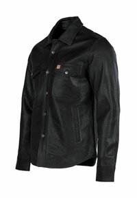 Fekete bőrkabát galléros nyakkal, két mellzsebbel, melyeken patentos záródás található, és finom struktúrával. Ezüst gombokkal záródik.