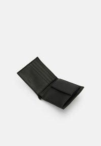 Portofel bifold din piele neagră, cu multiple sloturi pentru carduri, un compartiment pentru monede cu capac și logo-ul „BOSS” embosat în interior.