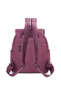Sac à dos texturé violet avec deux bretelles réglables, rabat supérieur, poche zippée avant et poches latérales ; fabriqué en matériau synthétique.