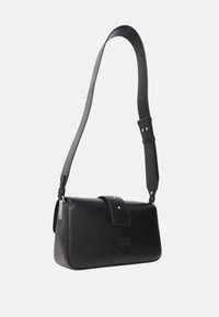 Borsa a tracolla nera in pelle con forma rettangolare, dotata di chiusura a patta, dettagli in metallo e tracolla lunga regolabile.