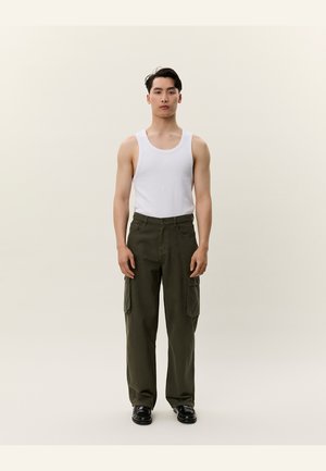 Olivově zelené cargo kalhoty vyrobené z bavlny, s bočními kapsami, které jsou kombinovány s upnutým bílým tílkem. Volný střih a rovný design nohou.
