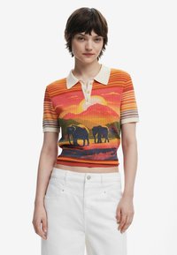 Korte mouw polo shirt in feloranje, met een geribbeld textuur en een zonsondergang ontwerp met olifanten. Inclusief een witte kraag en knopen.