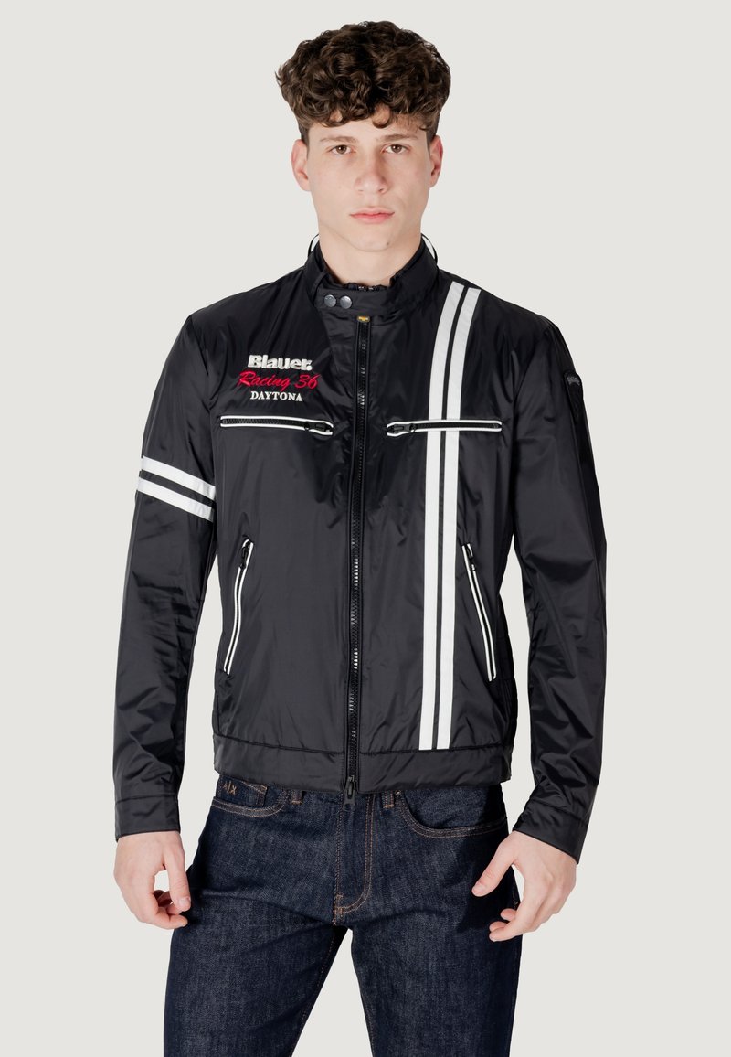 Sort bomberjakke med en glat overflade, hvide racestiber, logo broderi, lynlåslommer og en opretstående krave.