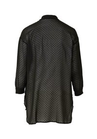 Schwarze, transparente Bluse mit gepunktetem Muster, ausgestattet mit einem Kragen und langen, leicht gepufften Ärmeln. Weiche Textur mit lockerem Sitz.