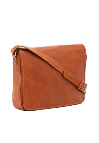 Borsa a messenger in pelle color cuoio con una larga tracolla regolabile, chiusura a pattina e cuciture visibili lungo i bordi. Texture liscia, forma rettangolare.