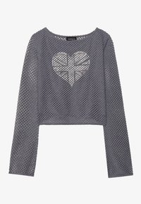 Grå, kortklipt, langermet mesh-genser med et hjerte-design med et Union Jack-mønster i midten. Merkbar åpen vevstruktur.