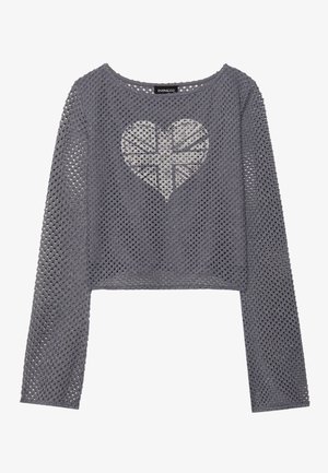 Siv sweater iz mrežaste tkanine s kratkimi rokavi in dolgimi rokavi, ki prikazuje obliko srca z vzorcem britanske zastave na sredini. Opažena odprta tekstura tkanine.
