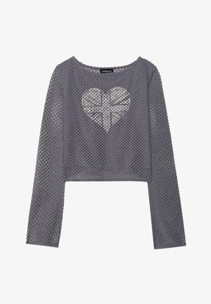 Siv sweater iz mrežaste tkanine s kratkimi rokavi in dolgimi rokavi, ki prikazuje obliko srca z vzorcem britanske zastave na sredini. Opažena odprta tekstura tkanine.
