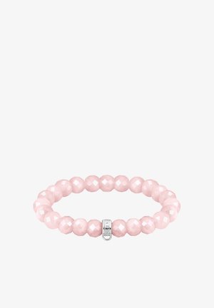 Elastisches Armband mit facettierten rosa Perlen und einem kleinen silbernen Anhänger in der Mitte, der mit "SABO" graviert ist.