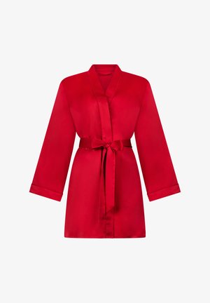 Accappatoio in satin rosso con maniche lunghe, collo a scialle e una cintura abbinata in vita. Texture liscia con una finitura lucida.