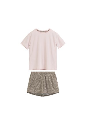 Jasnoróżowa koszula z krótkim rękawem w połączeniu z szarymi szortami z nadrukiem w cętki lamparta i elastycznym pasem, ułożone płasko na białym tle.