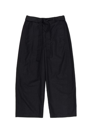 Pantaloni neri cropped realizzati in tessuto leggero, con vita legata, due tasche laterali e una texture liscia.