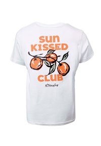 Λευκό μπλουζάκι με πορτοκαλί κείμενο «sun kissed club» και απεικόνιση τριών πορτοκαλιών με πράσινα φύλλα σε κλαδιά.