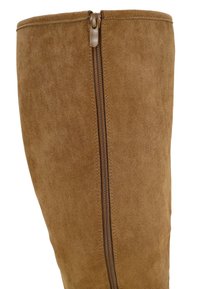 Bruine suede kniehoge laars met een zijrits, zachte textuur en een ronde neus vormgeving.