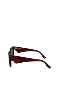 Óculos de sol bordeaux com um design angular elegante, lentes escuras e um destaque de logótipo texturizado nas laterais. Feitos de material plástico leve.