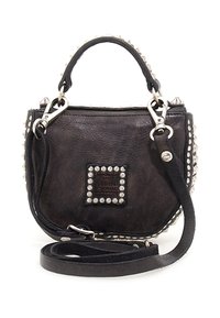 Borsa in pelle nera a forma arrotondata, dotata di borchie argentate, una tracolla a catena e un patch quadrato decorativo con strass.