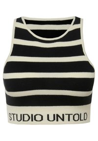 Černobíle pruhovaný zkrácený top vyrobený z texturovaného pleteného materiálu. Má kulatý výstřih a pružný lem s nápisem "STUDIO UNTOLD."