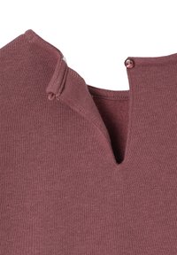 Bordeauxfarbener Strickoberteil mit V-Ausschnitt und einem kleinen Knopfverschluss am Kragen. Weiche Textur mit glatter Oberfläche und tailliertem Schnitt.