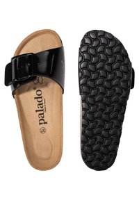 Sandalo a scivolo in patent nero con una larga fascetta e fibbia su una soletta in suede marrone. Suola in gomma nera testurizzata con un motivo ondulato.