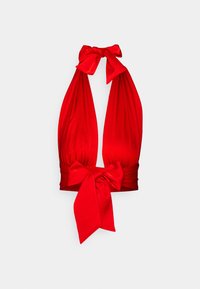 Červený halter top vyrobený z hladké látky s hlubokým výstřihem do V, se dvěma mašlemi na krku a širší mašlí v pase.