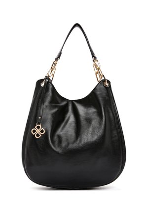 Borsa a tracolla hobo in pelle nera con catene d'oro sulla tracolla e ciondolo decorativo dorato, corpo morbido e morbido, senza nome o logo di marca visibile.