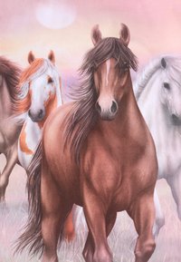 Tre cavalli in un campo erboso: un cavallo marrone con una criniera fluente, un cavallo bianco con macchie arancioni e un cavallo bianco con un pelo lucente.