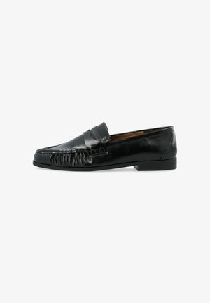 Mocassino penny loafer in pelle nera con cuciture moc toe, tacco basso e design slip-on.