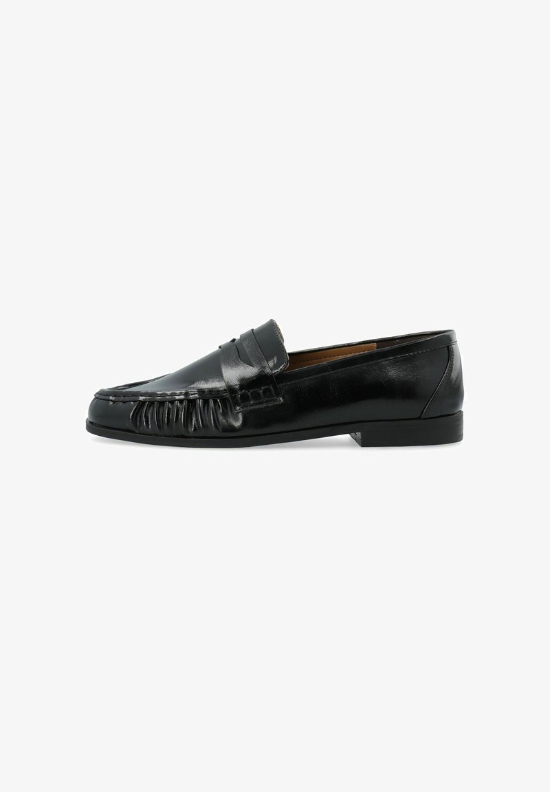 Mocassin penny loafer en cuir noir avec surpiqûres moc toe, talon bas et design sans lacets.