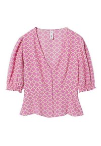 Blouse rose avec un col en V, manches courtes bouffantes et fermeture à boutons. Présente un motif en losange dans une couleur contrastante. Texture lisse.