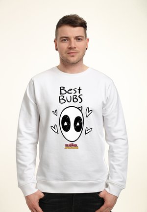Mand iført hvid sweatshirt med teksten "Best BUBS", et stiliseret Deadpool-ansigt, hjerter og "Deadpool and Wolverine" logo.