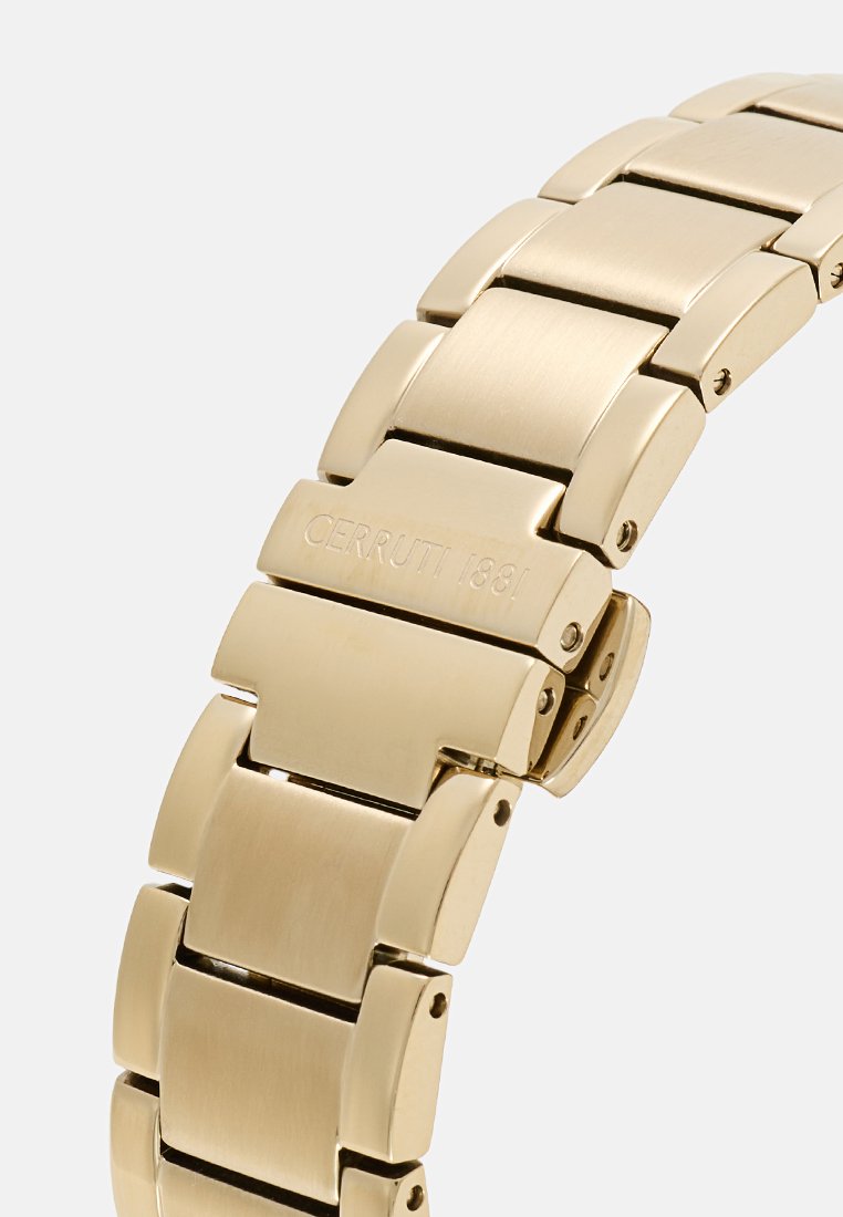 Pulsera de reloj de metal dorado con eslabones lisos e interconectados. Cuenta con un logo grabado, un acabado pulido y un cierre de broche.