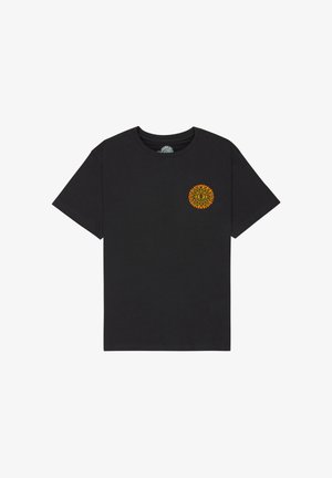 Czarny bawełniany t-shirt z krótkimi rękawami, na lewym obszarze klatki piersiowej ozdobiony kolorowym, okrągłym motywem słońca. Prosty dekolt typu crew neck.